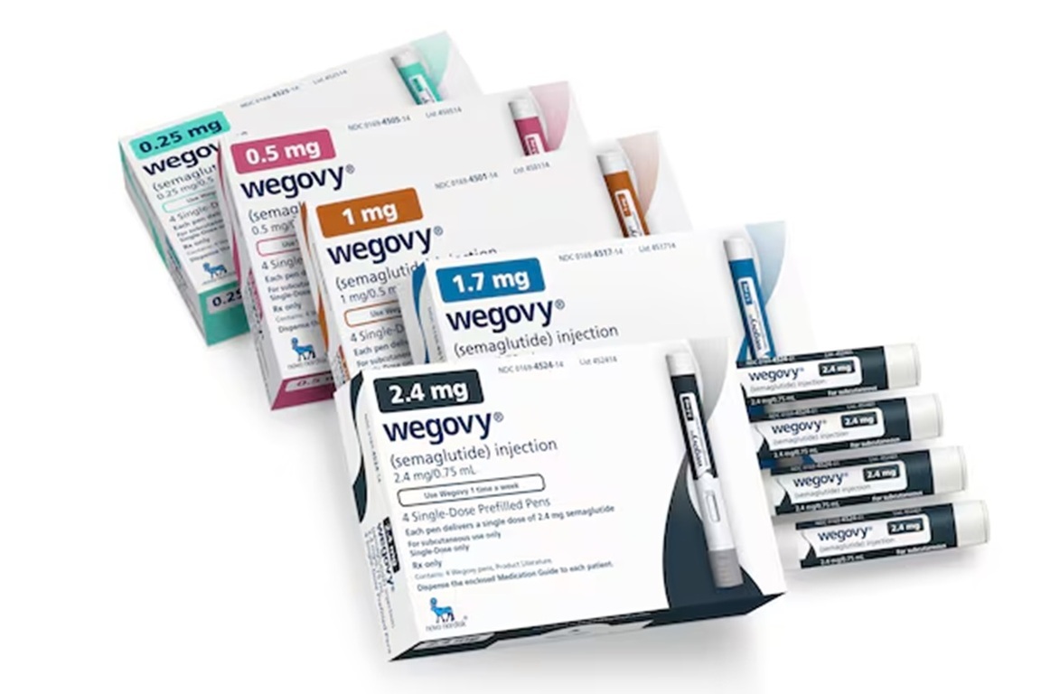 여러 단계별 용량(0.25mg, 0.5mg, 1mg, 1.7mg, 2.4mg)으로 표시된 위고비(wegovy) 주사제 패키지와 프리필드 펜이 나란히 놓여 있다.