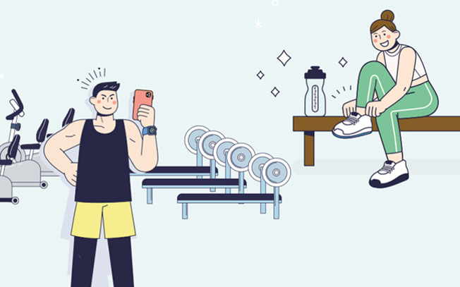 헬스장에서 남성이 휴대폰을 보고 있고, 여성이 벤치에 앉아 운동화를 묶고 있다. 주변에는 러닝머신과 덤벨, 물통이 보인다.