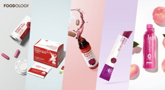 FOODOLOGY 브랜드의 다양한 건강기능식품 및 음료 제품들이 다섯 개 영역으로 나누어져 진열되어 있다. 각 영역에는 캡슐, 파우더, 액상 등 여러 형태의 제품이 배치되어 있으며, 우측에는 복숭아와 함께 분홍색 병이 보인다.