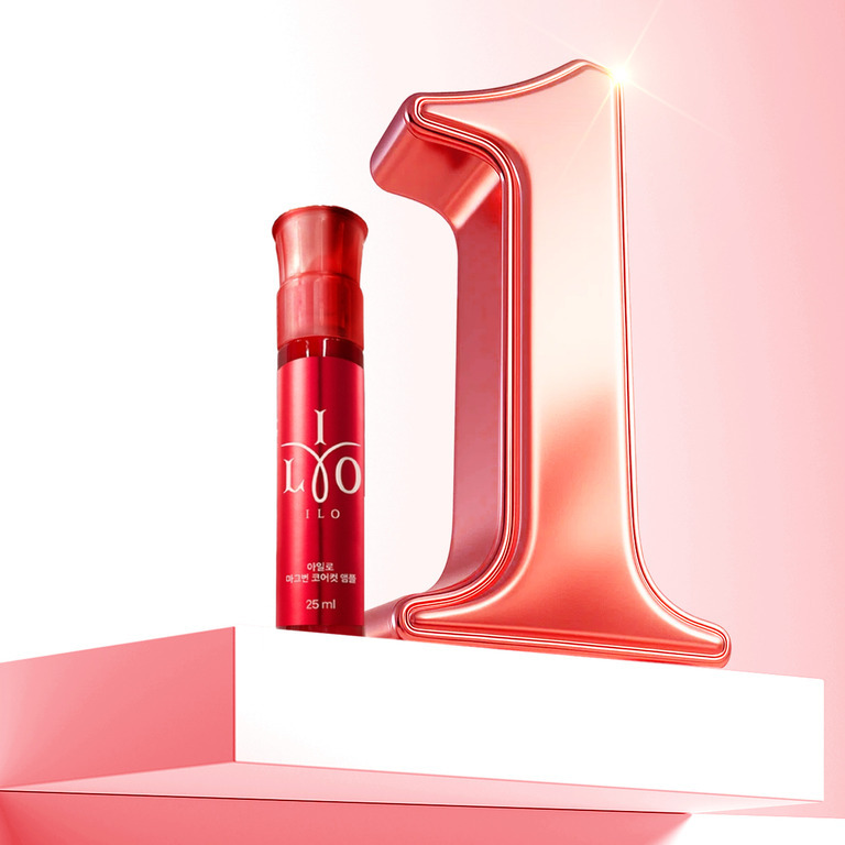 분홍색 조명 아래, 대형 숫자 1 모형 옆에 빨간색 화장품 용기(25ml)가 놓여 있는 이미지