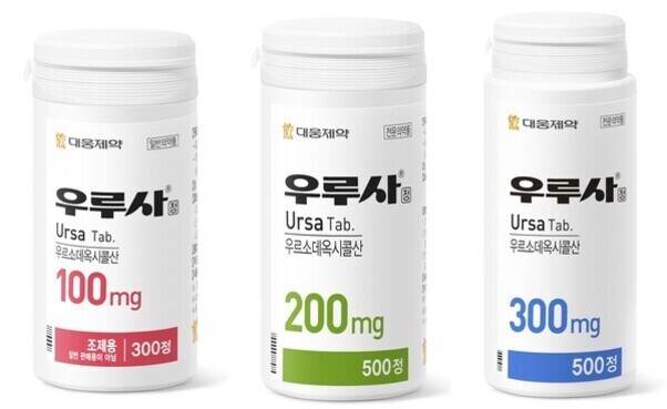 좌측부터 100mg, 200mg, 300mg 용량의 우루사(우르소데옥시콜산) 정제 약병 세 개가 나란히 놓여 있다. 각 병은 각각 빨간색, 초록색, 파란색으로 용량과 알약 수(300정 또는 500정)가 표시되어 있다.