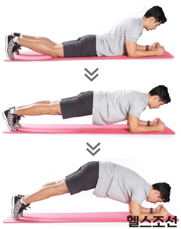남성이 운동 매트 위에서 플랭크 자세로 시작해, 몸을 들어올린 후 엉덩이를 높이 드는 동작을 단계별로 보여준다.