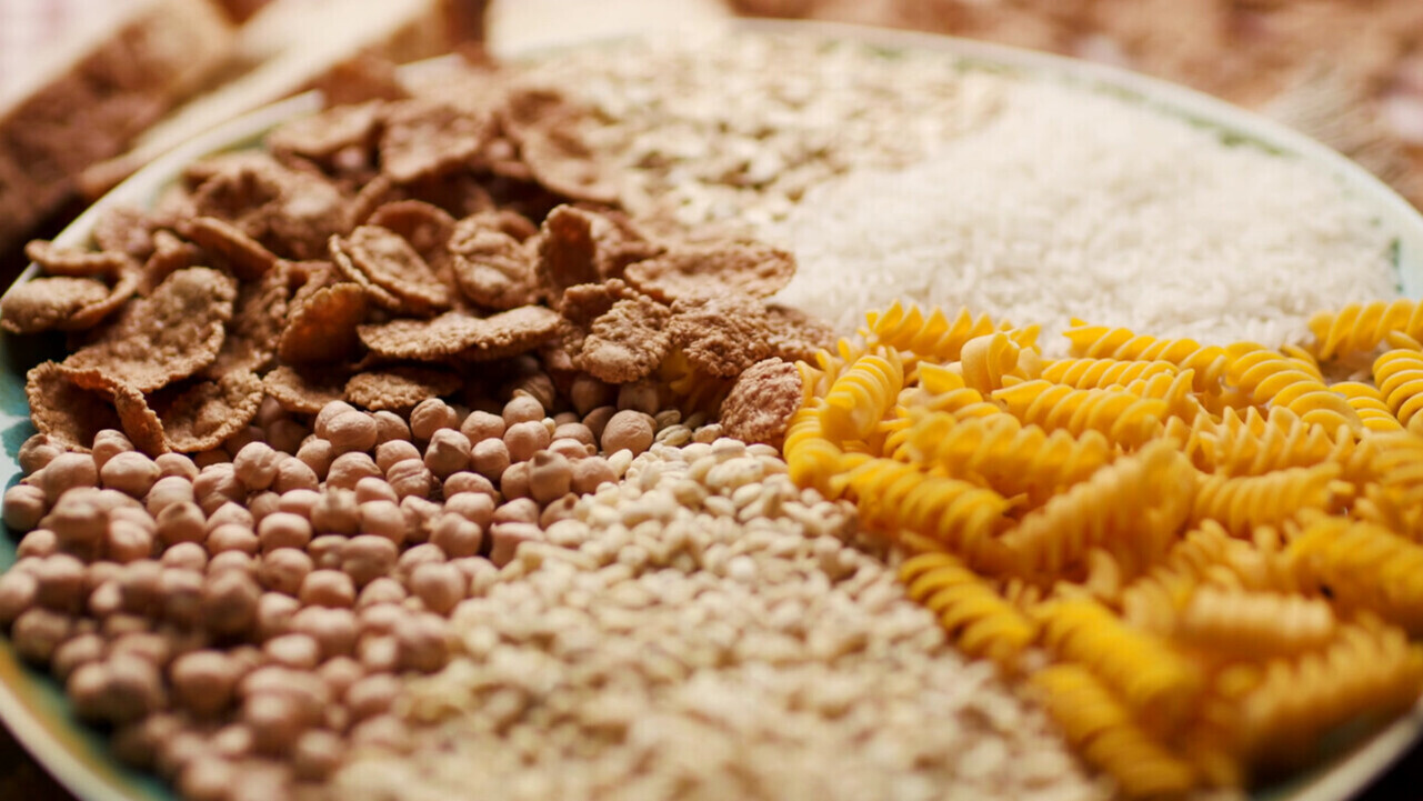 접시에 시리얼, 병아리콩, 쌀, 파스타 등 다양한 곡물과 탄수화물 식품이 모여 있다.