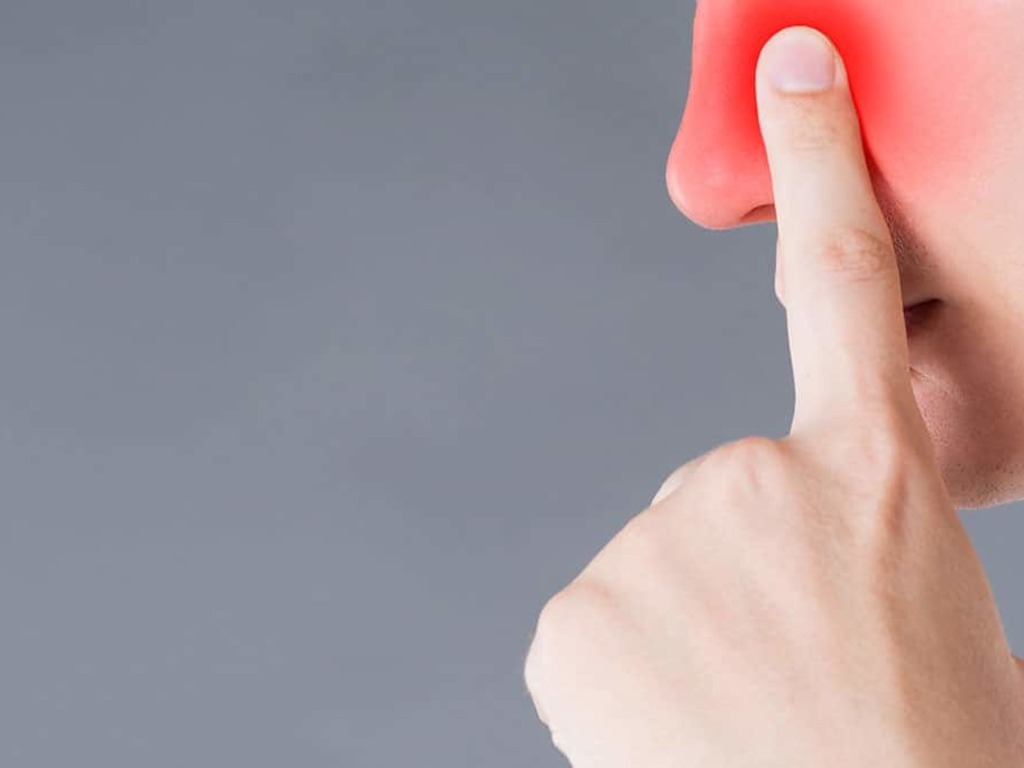 한 사람이 손가락으로 코를 누르고 있으며, 코 주변이 붉게 강조되어 있다.