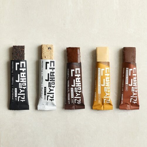 서로 다른 색상의 포장지에 각각 포장된 다섯 개의 단백질 바가 일렬로 놓여 있다. 각 바에는 한글로 '단백할시간'이라는 문구가 적혀 있다.