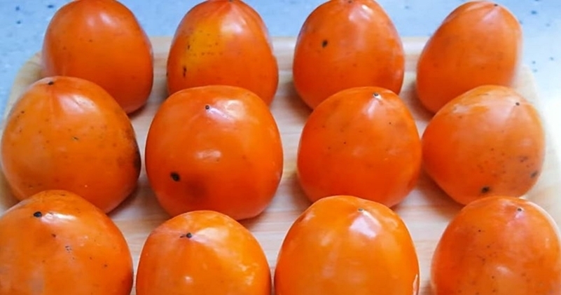 나무 쟁반 위에 가지런히 놓인 12개의 홍시