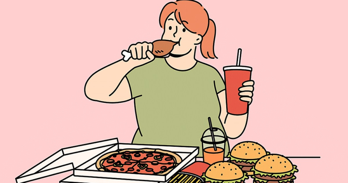 여성이 치킨을 먹으면서 음료를 마시고 있고, 앞에는 피자, 햄버거, 음료가 놓여 있다.