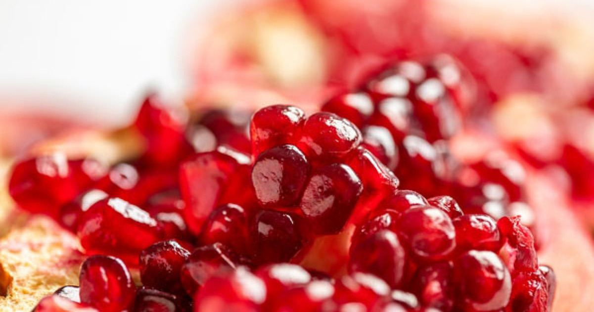 붉은색 석류 알맹이의 근접 촬영 이미지